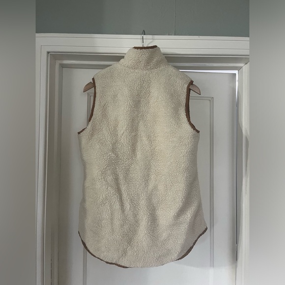 Cream fuzzy vest - Picture 3 of 3